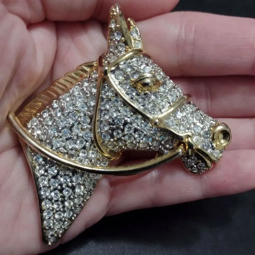 Gold tone horse head brooch